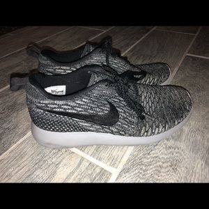 Grey & Black nike roshes